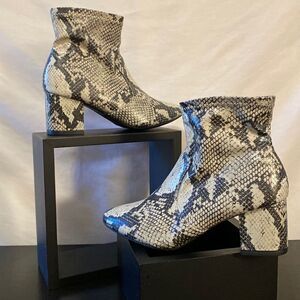 Time & Tru cream/black faux snakeskin zipper ankle boots size 7.5